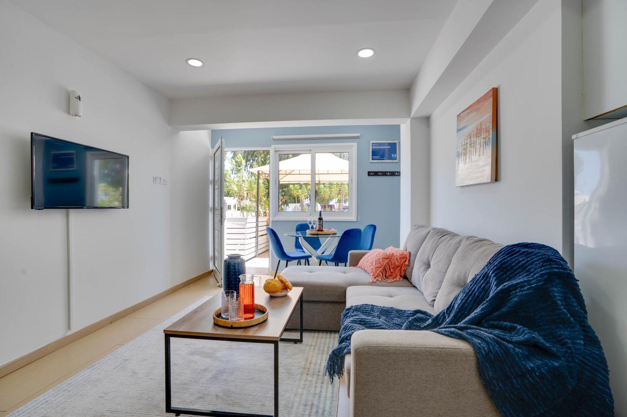 Atlantis Apartments 50M From Makenzy Seafront Larnaca Dış mekan fotoğraf