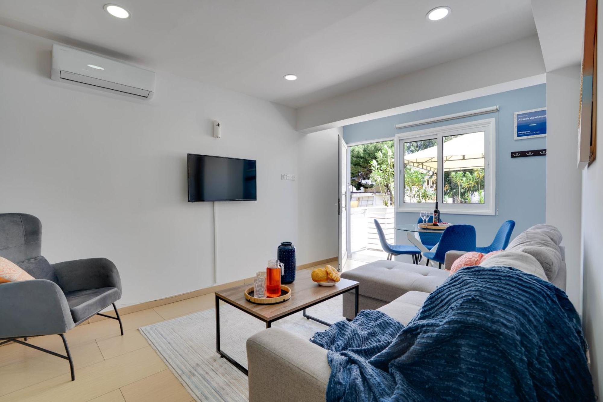 Atlantis Apartments 50M From Makenzy Seafront Larnaca Dış mekan fotoğraf