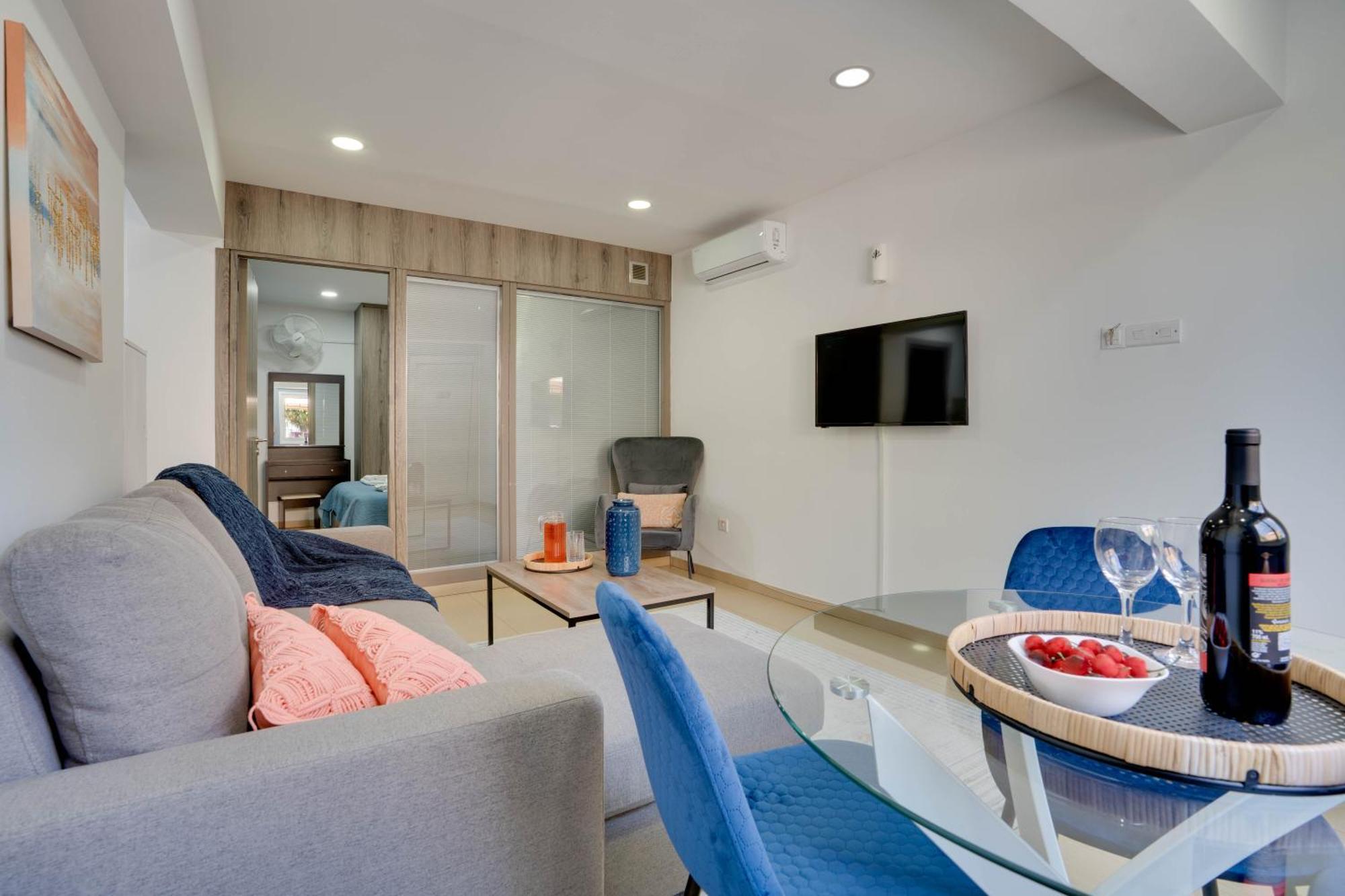 Atlantis Apartments 50M From Makenzy Seafront Larnaca Dış mekan fotoğraf