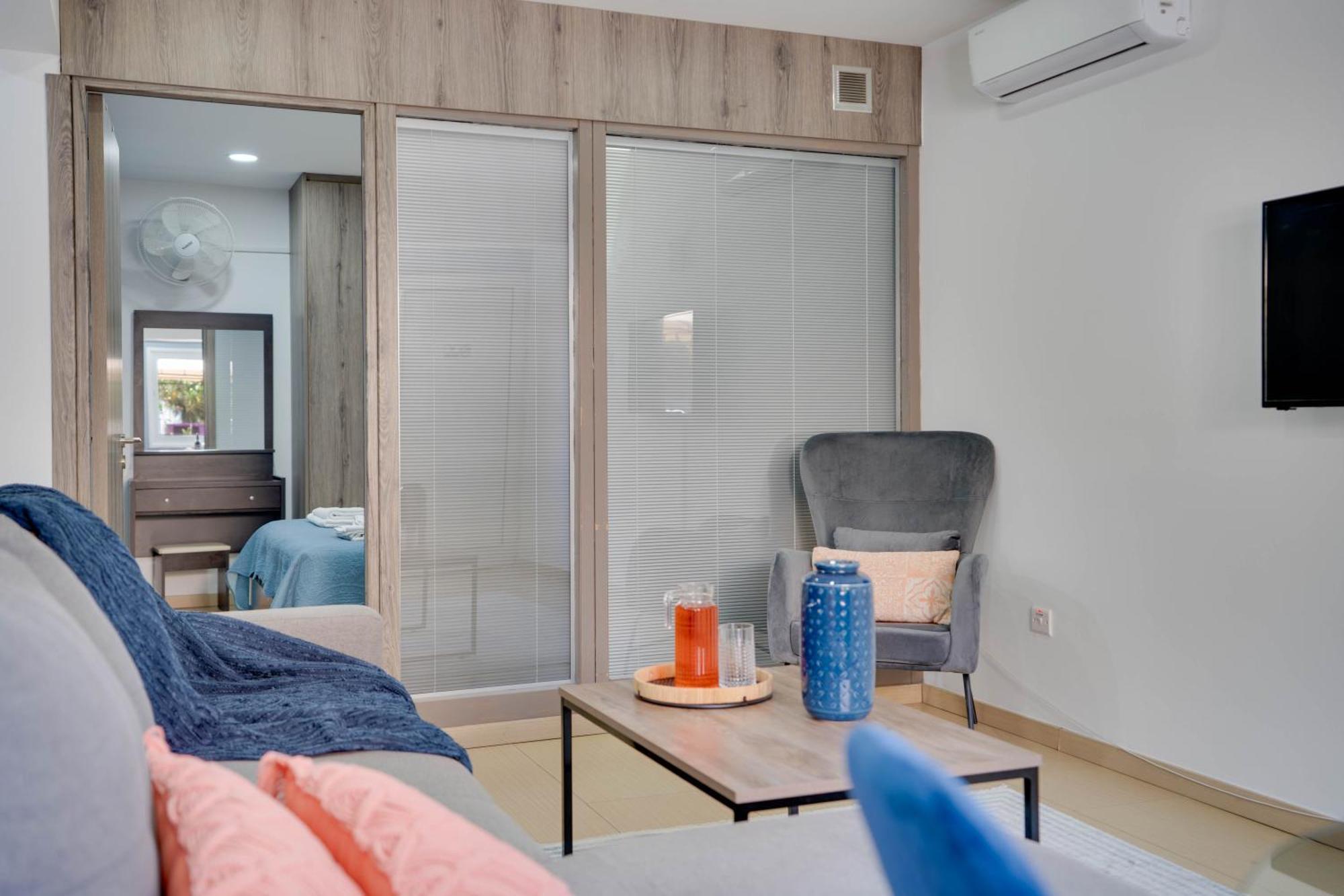 Atlantis Apartments 50M From Makenzy Seafront Larnaca Dış mekan fotoğraf