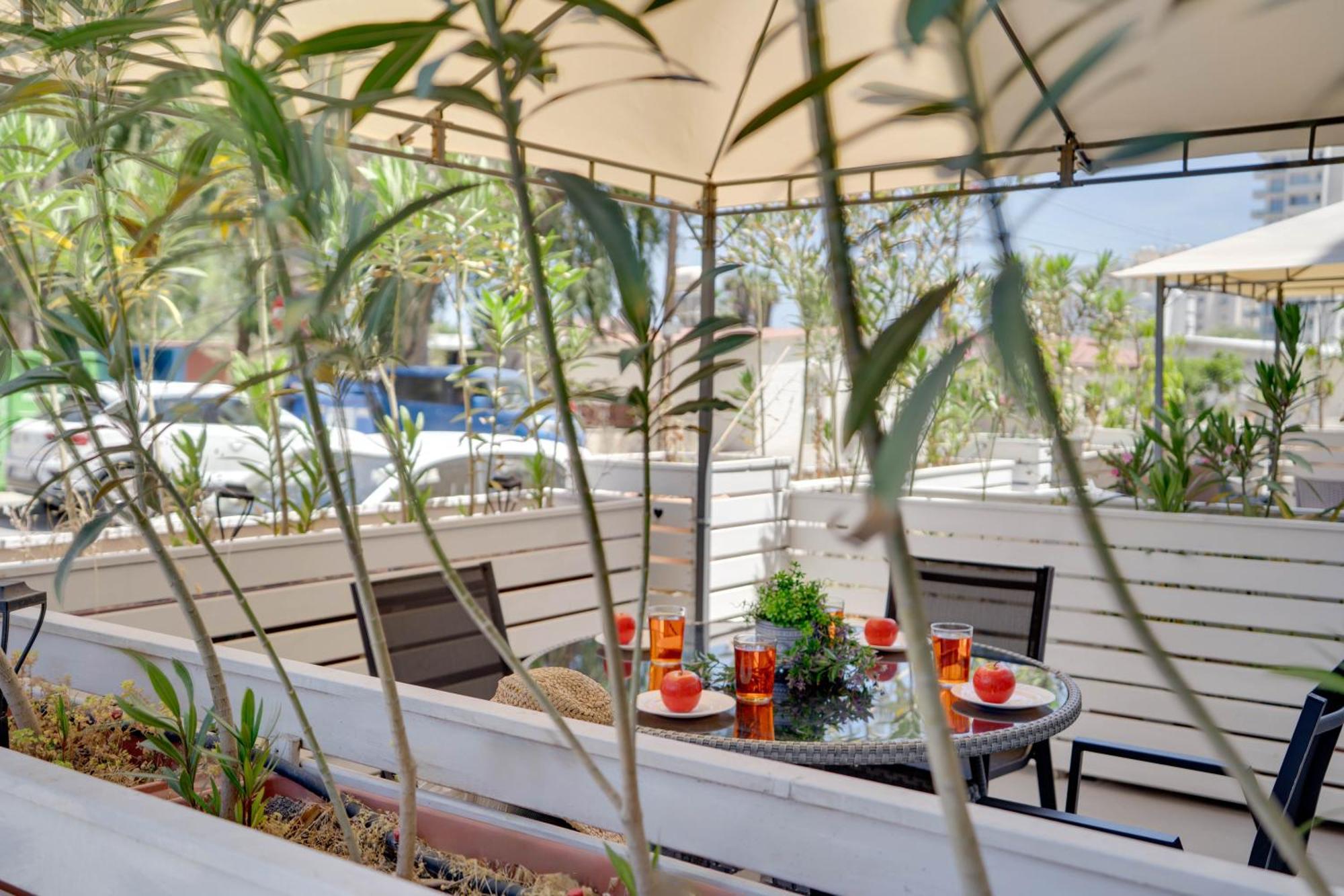 Atlantis Apartments 50M From Makenzy Seafront Larnaca Dış mekan fotoğraf