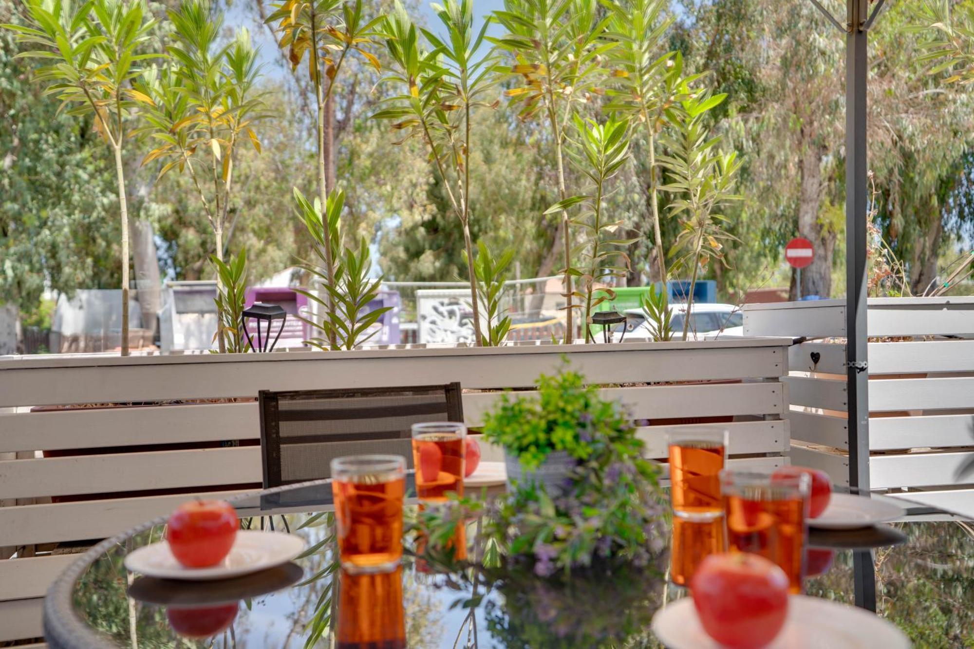 Atlantis Apartments 50M From Makenzy Seafront Larnaca Dış mekan fotoğraf