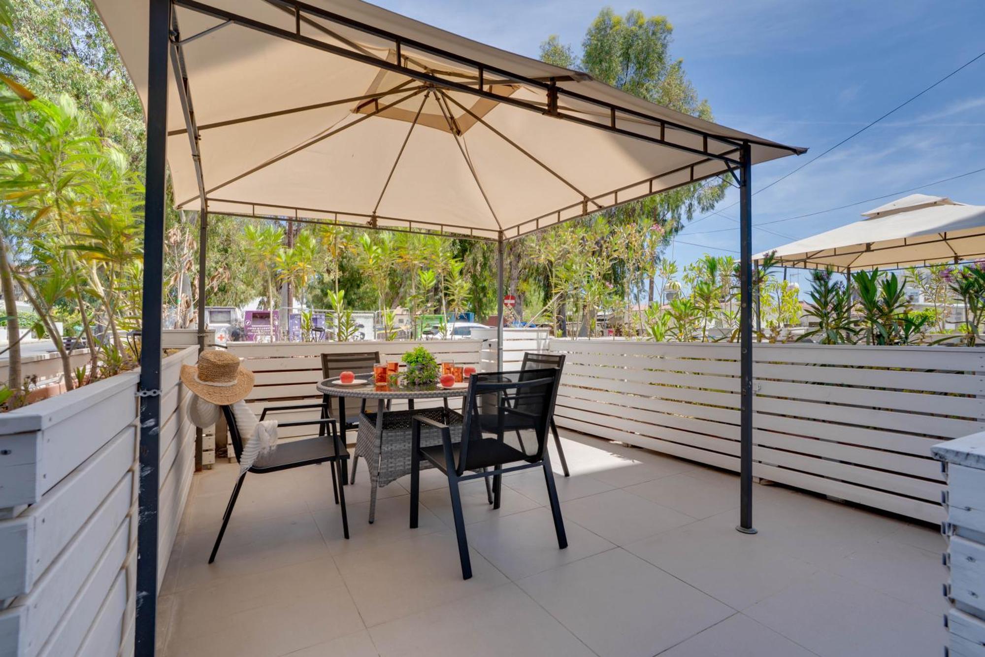 Atlantis Apartments 50M From Makenzy Seafront Larnaca Dış mekan fotoğraf