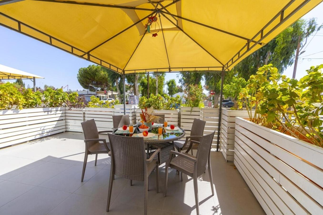 Atlantis Apartments 50M From Makenzy Seafront Larnaca Dış mekan fotoğraf