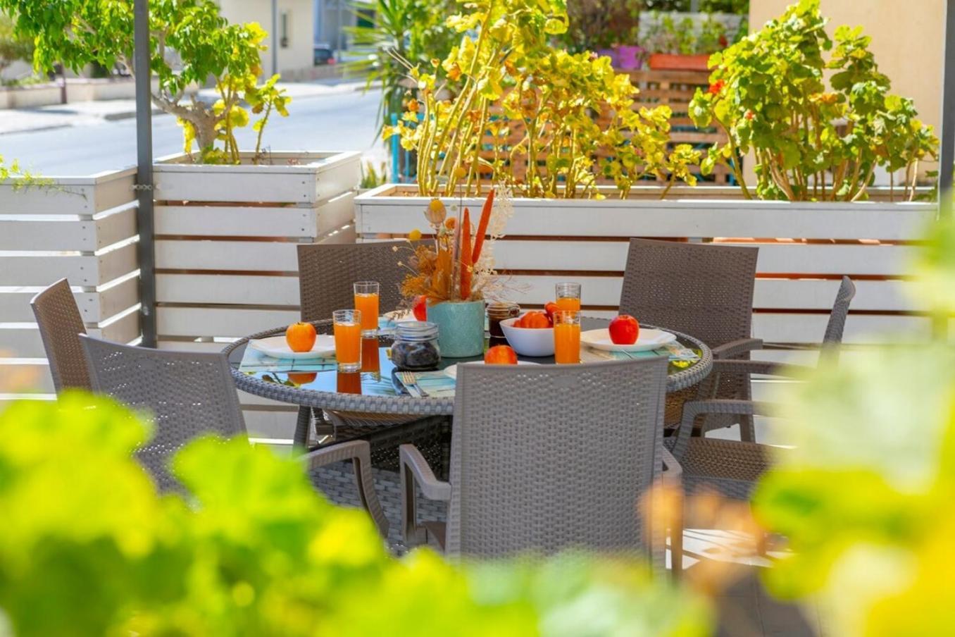 Atlantis Apartments 50M From Makenzy Seafront Larnaca Dış mekan fotoğraf