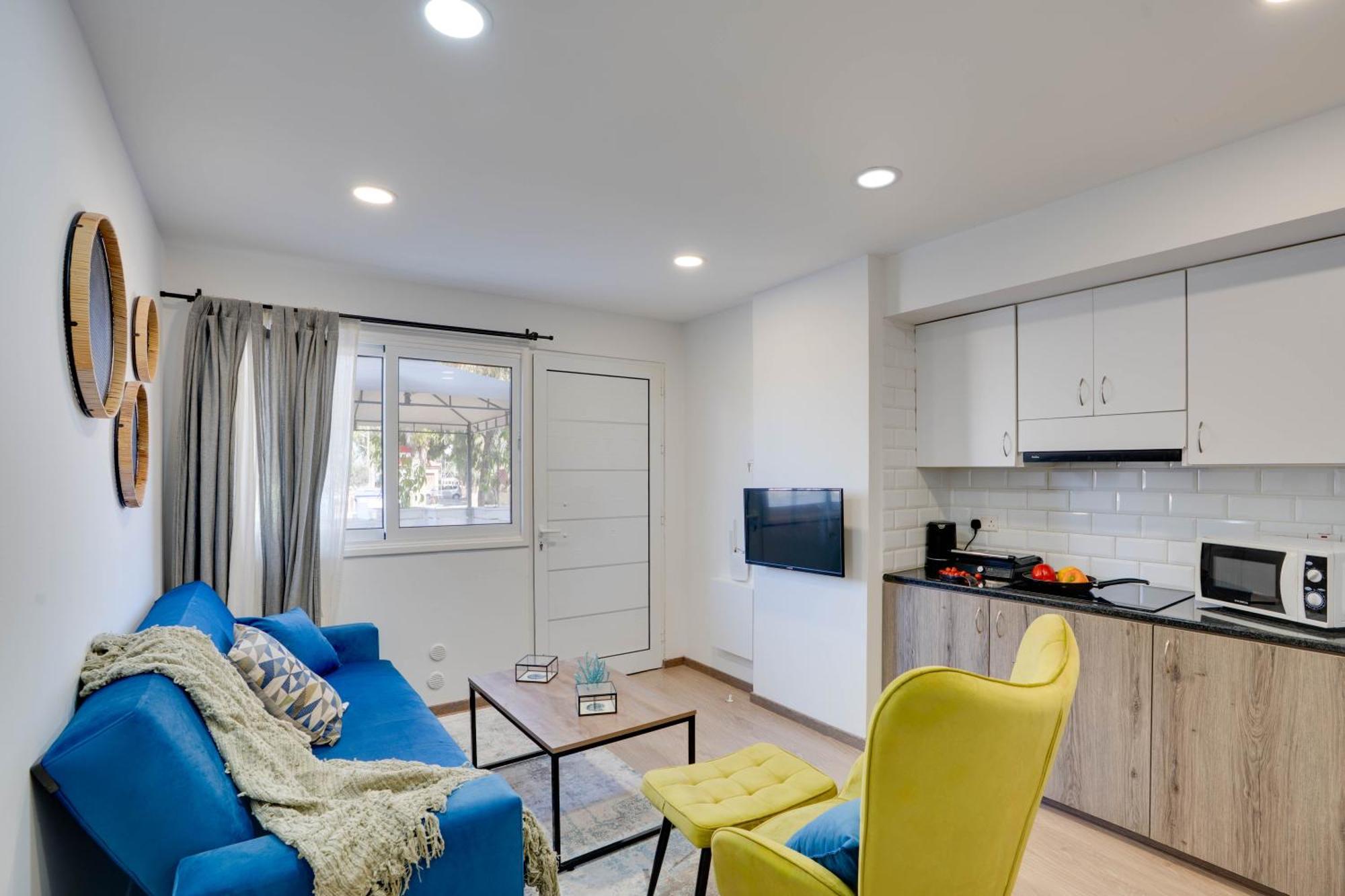 Atlantis Apartments 50M From Makenzy Seafront Larnaca Dış mekan fotoğraf