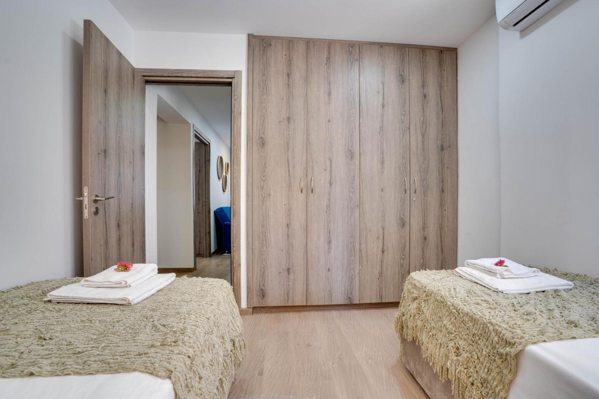 Atlantis Apartments 50M From Makenzy Seafront Larnaca Dış mekan fotoğraf