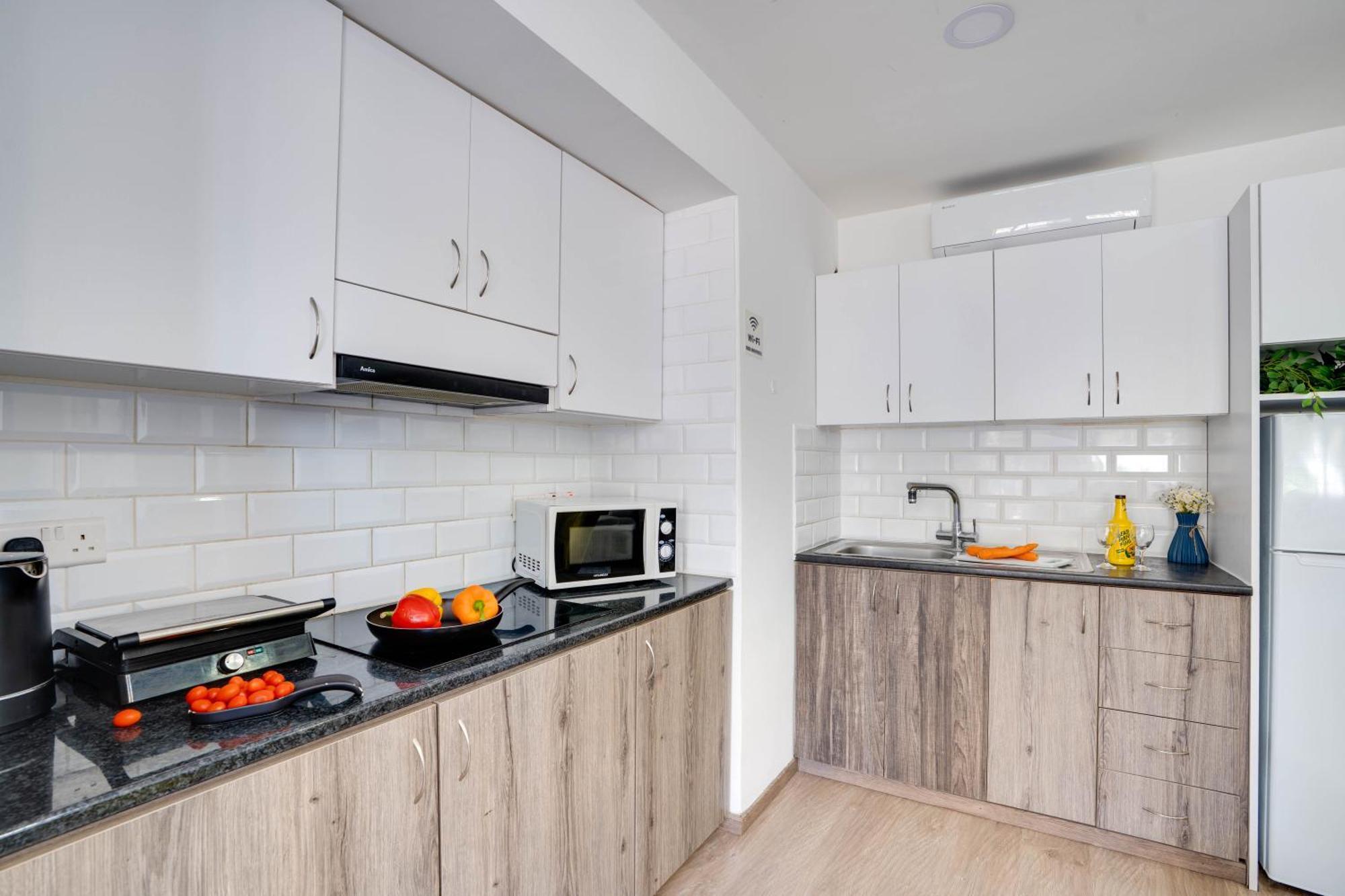Atlantis Apartments 50M From Makenzy Seafront Larnaca Dış mekan fotoğraf