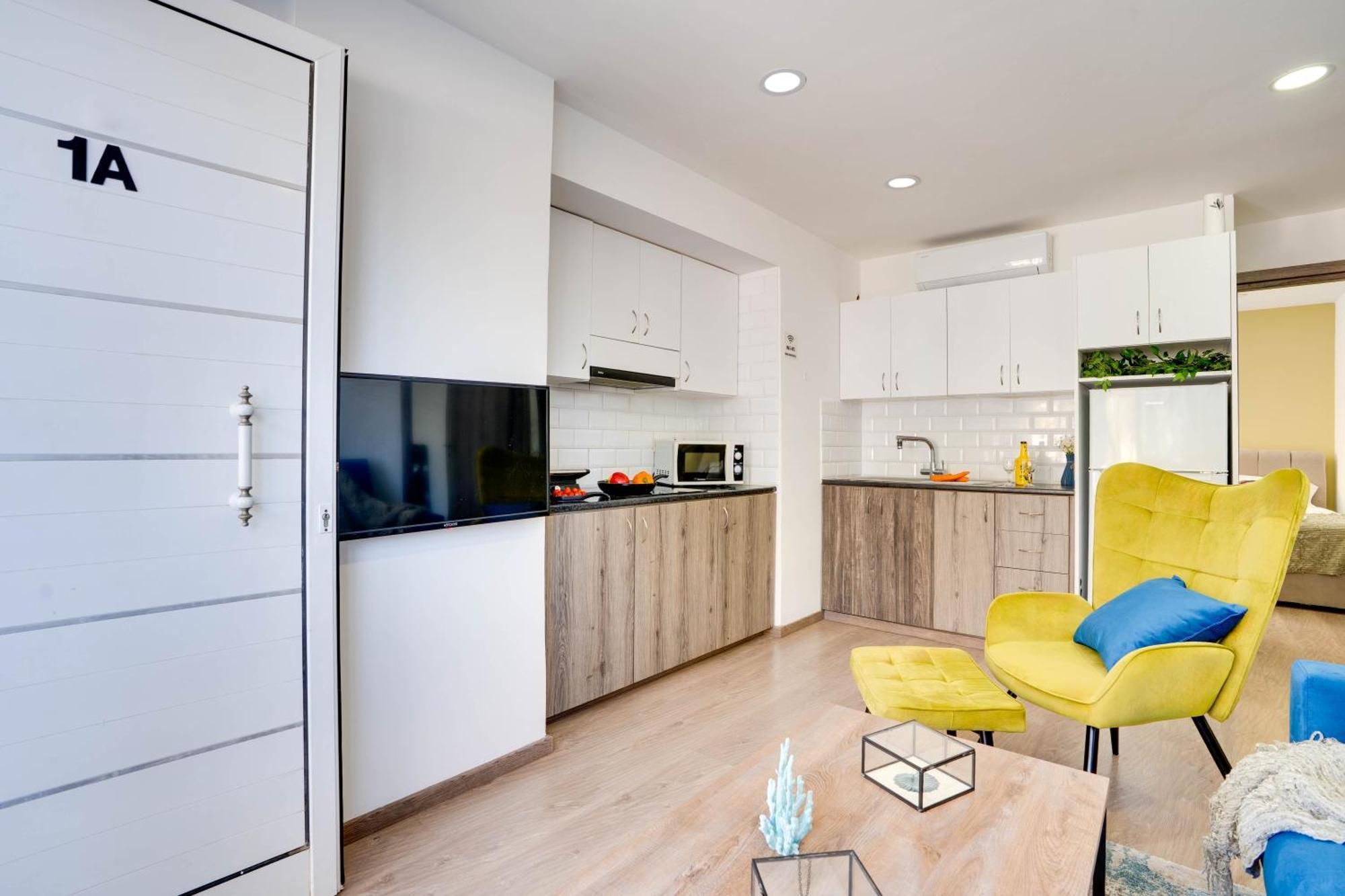 Atlantis Apartments 50M From Makenzy Seafront Larnaca Dış mekan fotoğraf